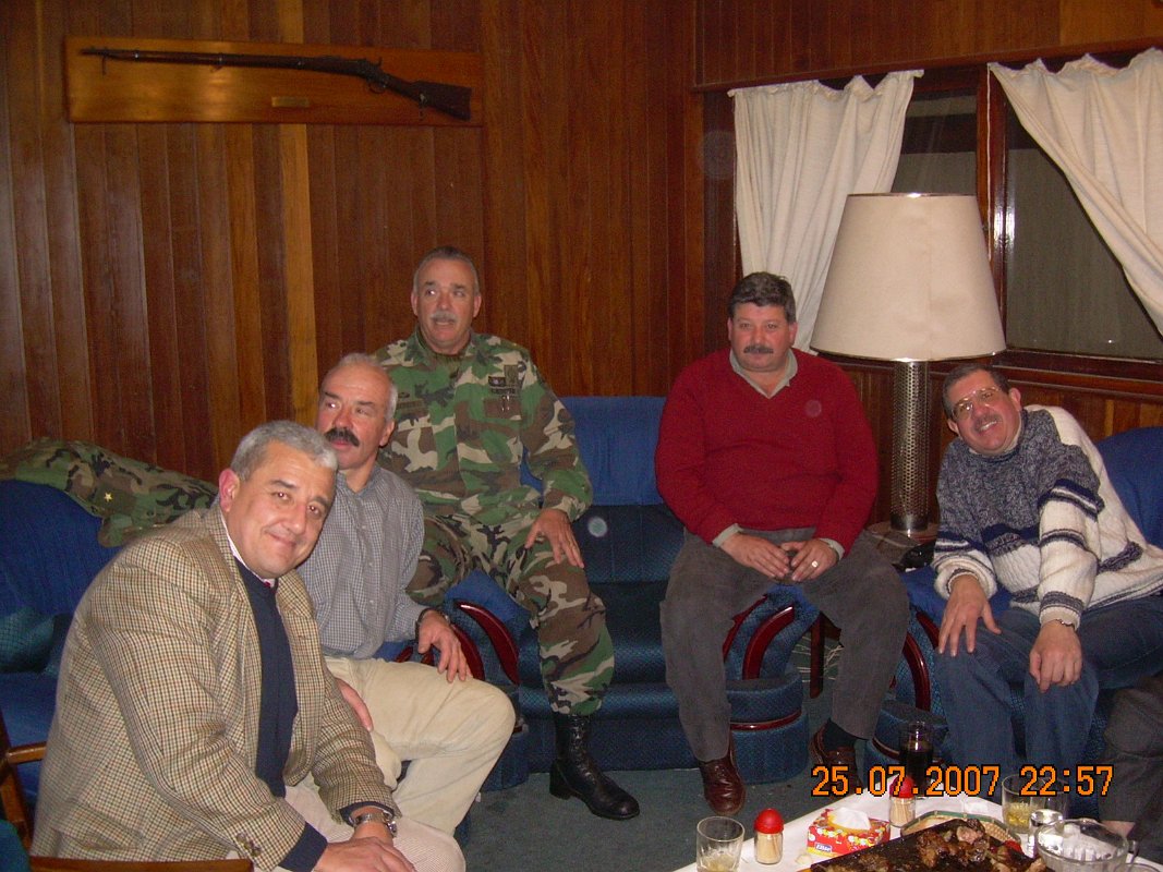 Oficiales - Foto 13 - Reunión